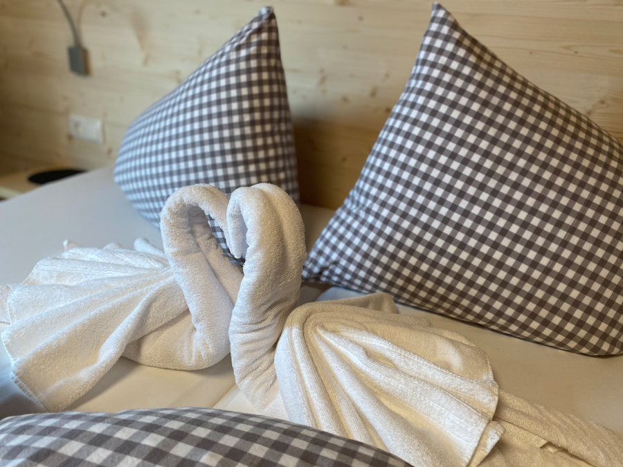 Hotelzimmer mit Holz Akzenten