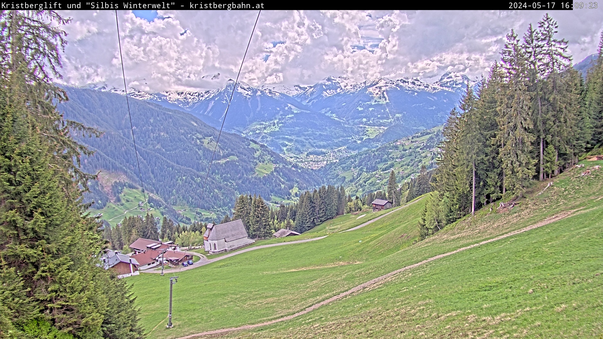 Die Webcam mit diesem Livebild zeigt den Blick auf die Skipiste vom Familienskigebiet Kristberg (Kristberglift), den Panoramagasthof Kristberg, die St. Agatha Knappenkapelle, die Verwall- und Rätikongebirgsgruppe mit Schruns-Tschagguns, Latschau und Golm. 