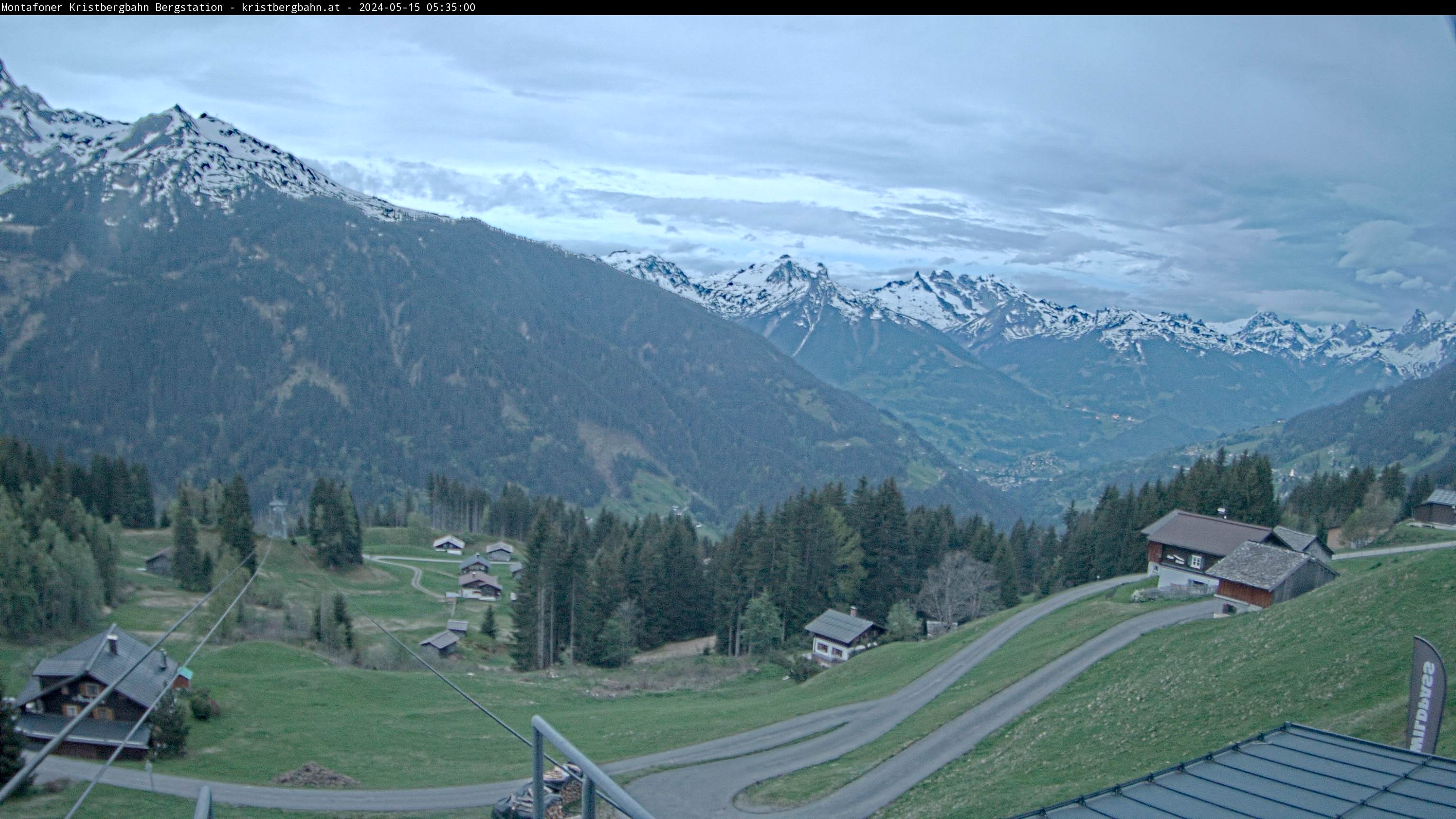 Die Webcam mit diesem Livebild zeigt den Blick auf die Verwall- und Rätikongebirgsgruppe mit Schruns-Tschagguns, Latschau, Golm, Innerberg und Teile vom Kristberg.